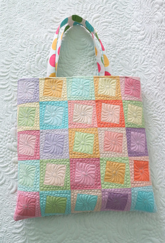 Charm squares friendly tote bag pattern - Geta's Quilting Studio
