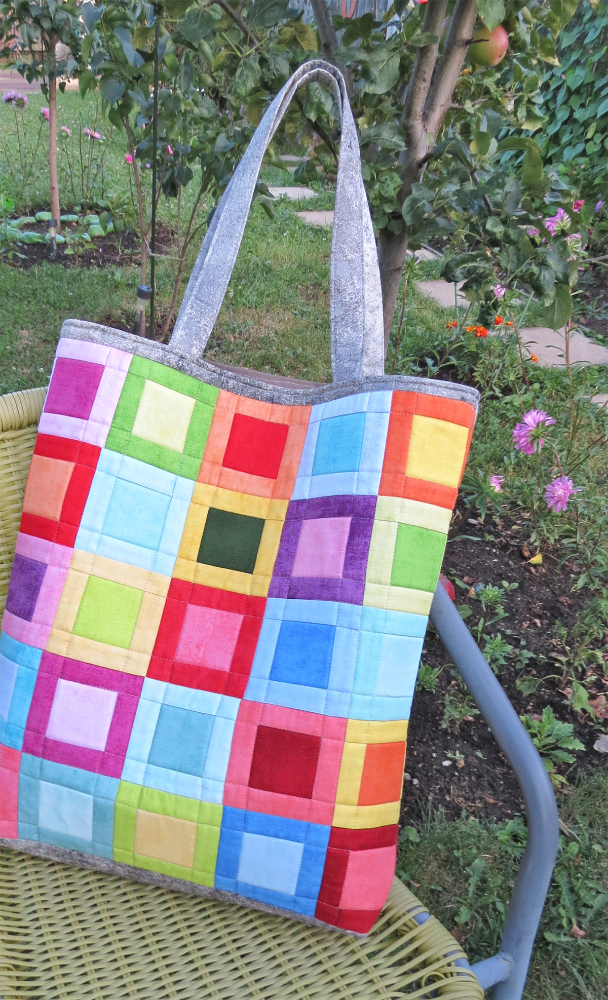 Charm squares friendly tote bag pattern - Geta&#39;s Quilting Studio