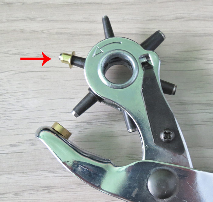 How to insert eyelets